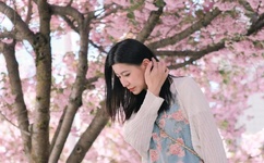 被两个男人绑着玩